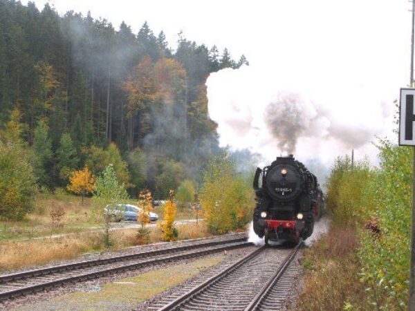 Localbahn die auf einem Gleis in Bayerisch Eisenstein fährt