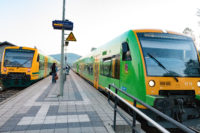 Die Waldbahn fährt am letzten Schultag früher nach Hause Zwei Waldbahn Züge warten am Bahnhof in Gotteszell