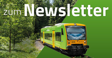 Grafik Waldbahn Zug mit Schriftzug "zum Newsletter" im Hintergrund