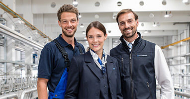 Das Bild zeigt 2 Männer und eine Frau, die verschiedene Karrieremöglichkeiten bei der Länderbahn repräsentieren, einschließlich Ausbildung und Weiterbildung als Zugbegleiter sowie Jobs in der Verwaltung.