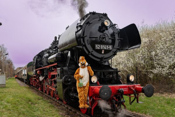 Na snímku je parní lokomotiva a u ní je vyfocený velikonoční zajíček.