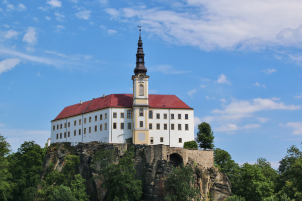 Děčínský zámek, stojí na skále nad řekou Labe.