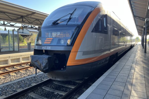 Vlak trilex ve stanici Zittau.